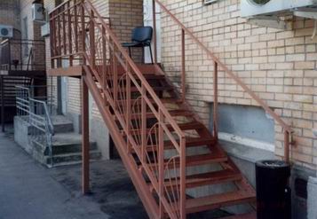 Фото - металлическая лестница, лестничное ограждение